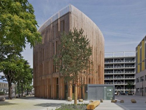 Un bâtiment en bois en forme de goutte d'eau pour des bureaux